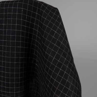 Czarna w białą krateczkę tkanina