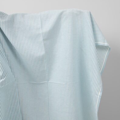 Szeroka tkanina w niebieskie paski len z bawełną