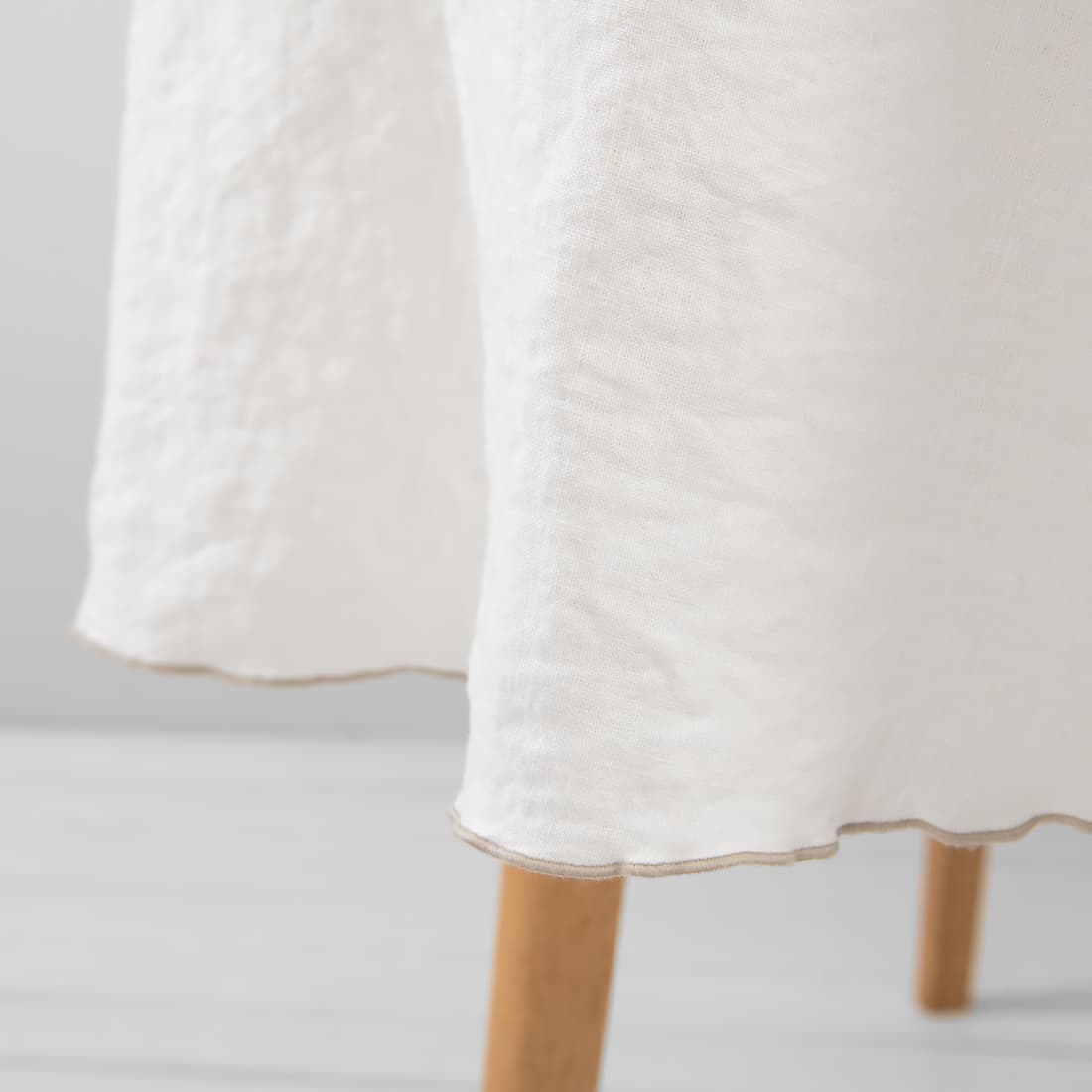 Brzeg wykończony gęstym ściegiem