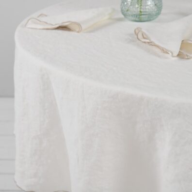 Mlecznobiały obrus z dekatyzowanego lnu