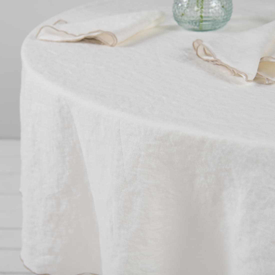 Mlecznobiały obrus z dekatyzowanego lnu