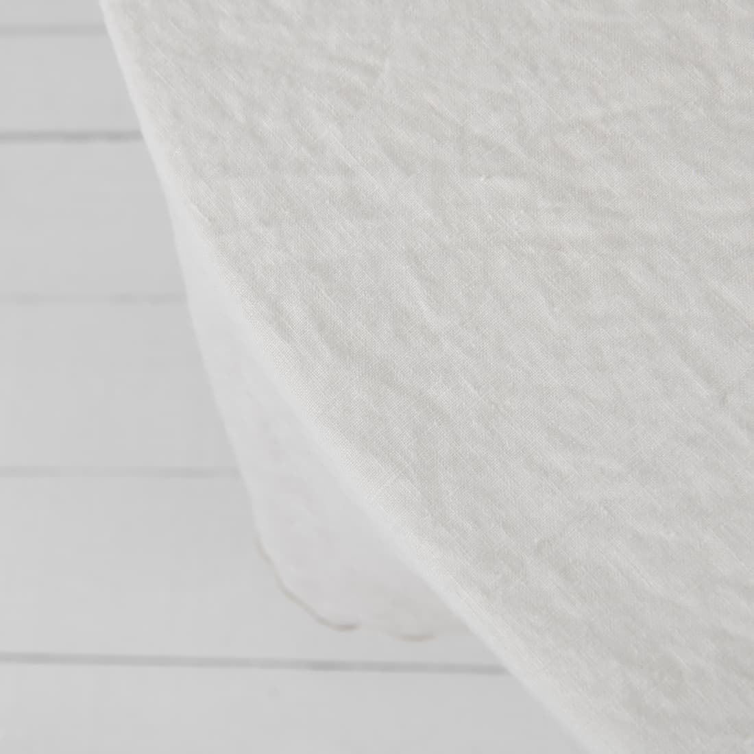 Mlecznobiały obrus, może, ale nie musi być prasowany