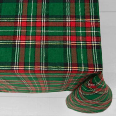 Obrus w zielono-czerwono-bieło-czarną kratkę.