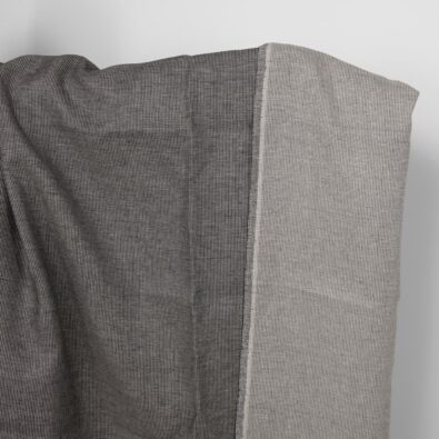 Czarna w jasną krateczkę tkanina lniana