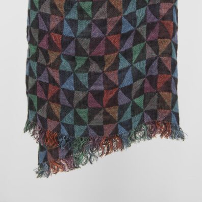 Szalik ozdobiony frędzelkami