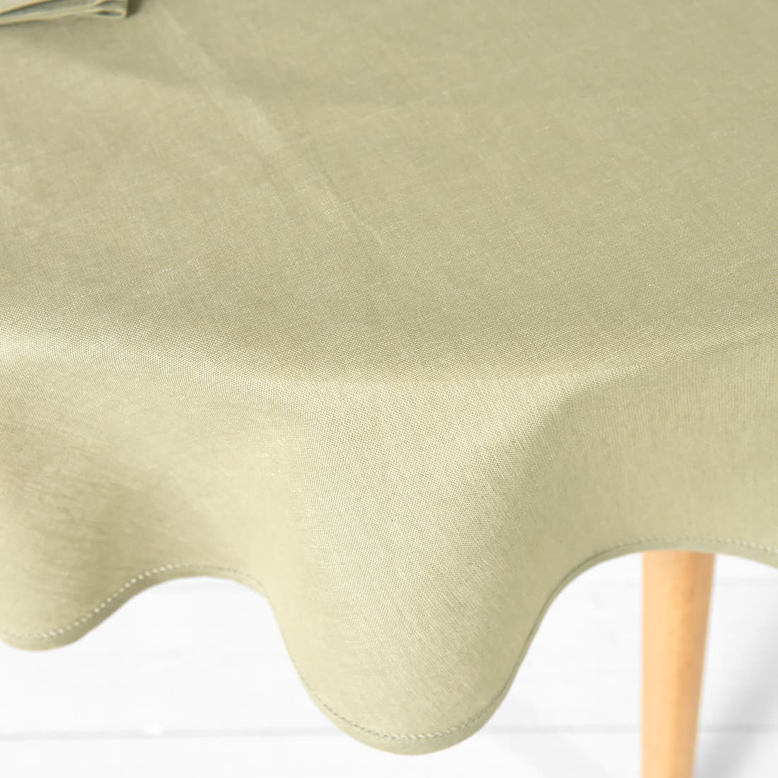 Zielonkawy, wytkany w melanżu obrus