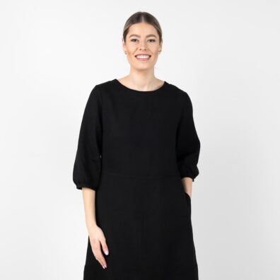 Czarna sukienka. Zaokraglony dekolt