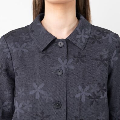 Lniany żakiet w kwiaty. Zapięcie na guziki