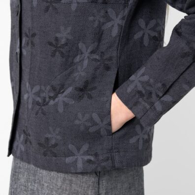 Lniany żakiet w kwiaty. Kieszenie