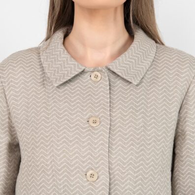 Piaskowy żakiet. Zapięcie na guziki