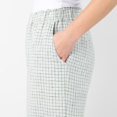 Zielonkawe spodnie w kratkę. Kieszenie