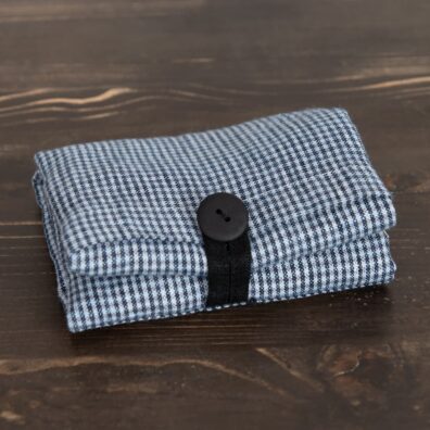 Guzik i pętelka pozwalają zwinąć i wygodnie spiąć torbę w nieduży pakuneczek.