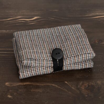 Guzik i pętelka pozwalają zwinąć i wygodnie spiąć torbę w nieduży pakuneczek.