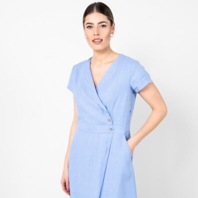 Niebieska sukienka. Kieszenie