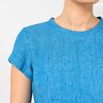 Niebieska sukienka. Zaokraglony dekolt