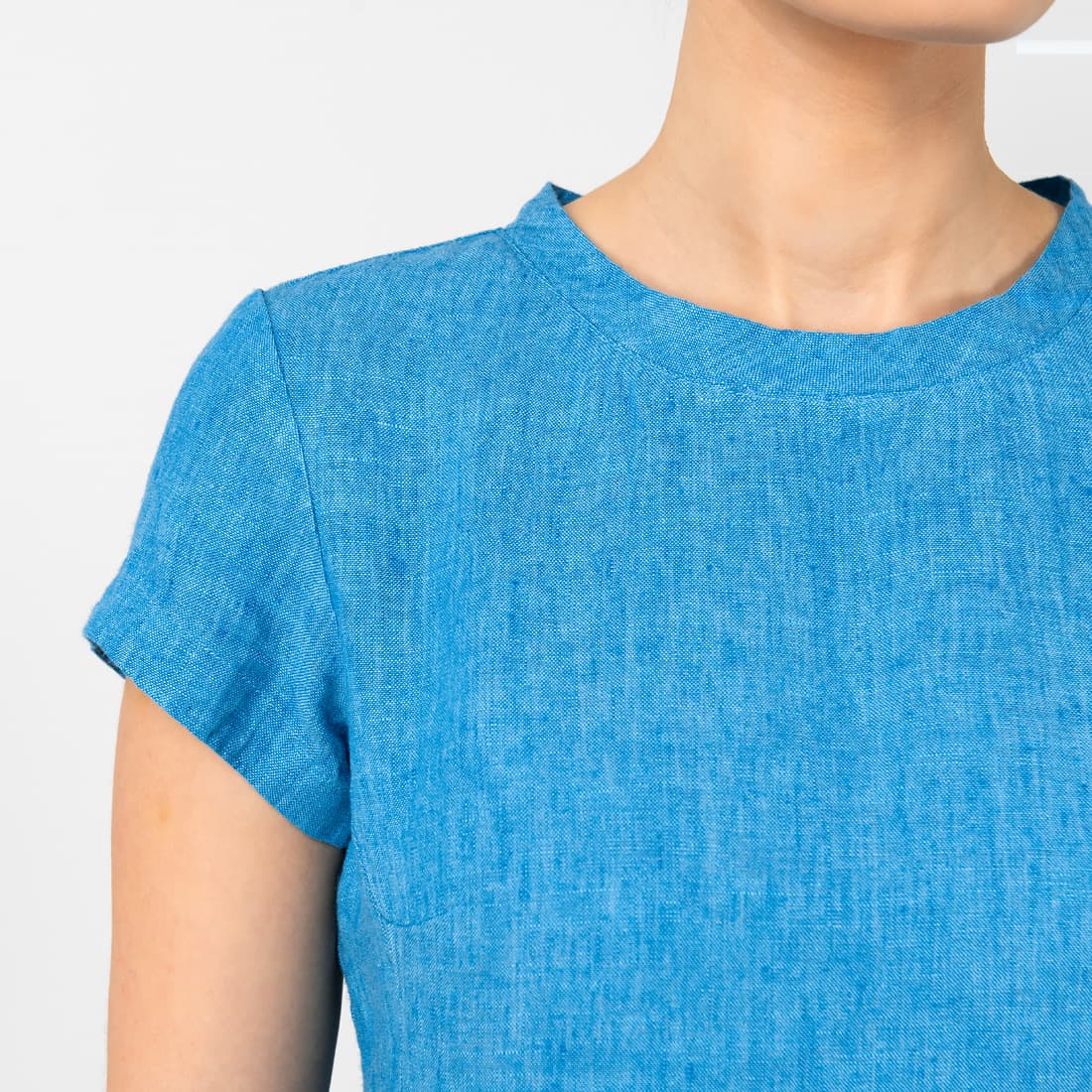 Niebieska sukienka. Zaokraglony dekolt