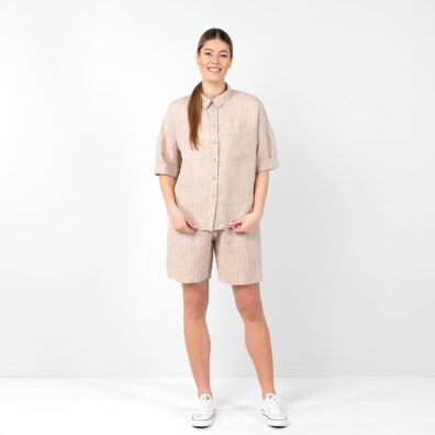 Piaskowe szorty w kratkę. Koszulka EILA