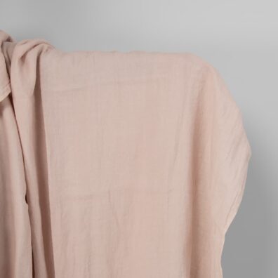 Jasna różowa prana tkanina lniana