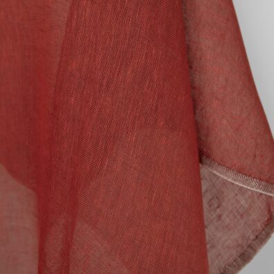 Czerwony prześwitujący len