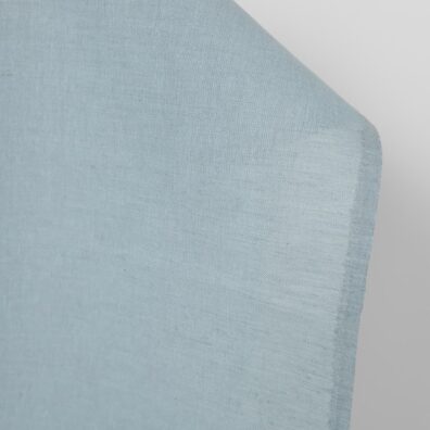 Tkanina wytkana w melanżu z niebieskawej i jasnoszarej w błękit przędzy