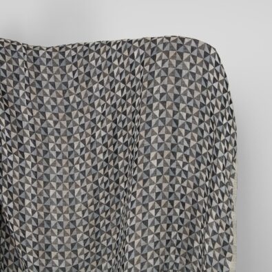 Prany len w czarne i szare trójkąty