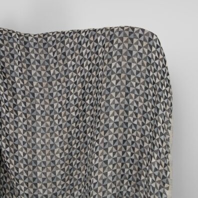 Prany len w czarne i szare trójkąty