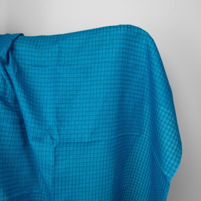 Niebieska w prześwitującą kratkę tkanina lniana