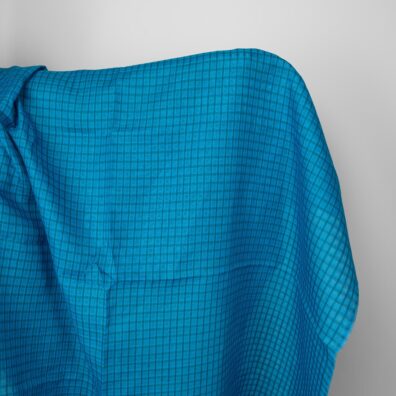 Niebieska w prześwitującą kratkę tkanina lniana