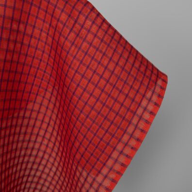 Czerwona w prześwitującą kratkę tkanina lniana