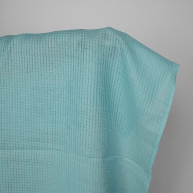 Niebieski w zieleń len w prześwitującą krateczkę.