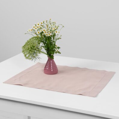 Podkładka stołowa jasny róż ozdobiona mereżką