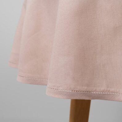 Brzeg obrusu ozdobiony rzędem mereżki