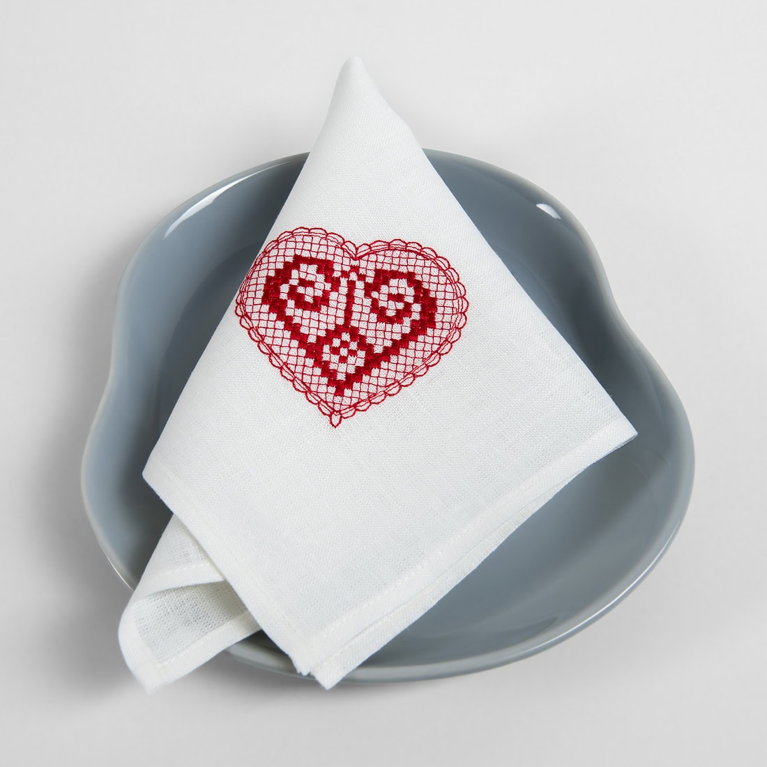 Biała ozdobiona serduszkiem serwetka