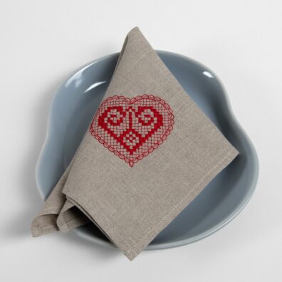 Szara ozdobiona serduszkiem serwetka