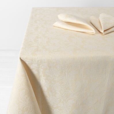 Jasny kremowy obrus wytkany w żakardowe kwiaty