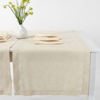 Jasny kremowy bieżnik stołowy