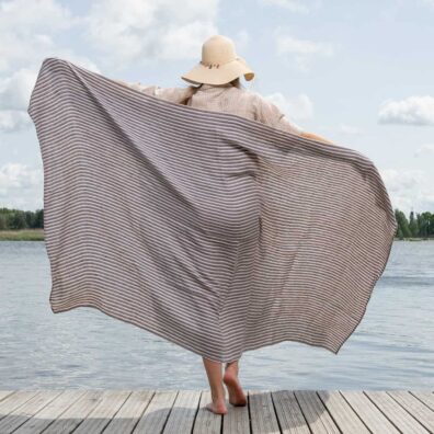 Ręcznik na plażę w fioletowe paski