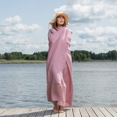 Liliowy ręcznik plażowy w kratkę