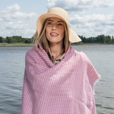 Liliowy w kratkę ręcznik plażowy