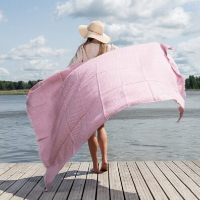 Liliowy ręcznik plażowy