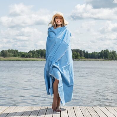 Jasnoniebieski ręcznik na plażę