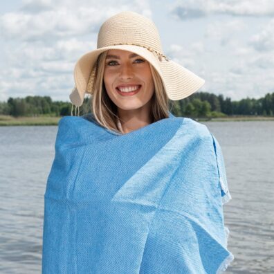 Jaskrawoniebieski ręcznik na plażę