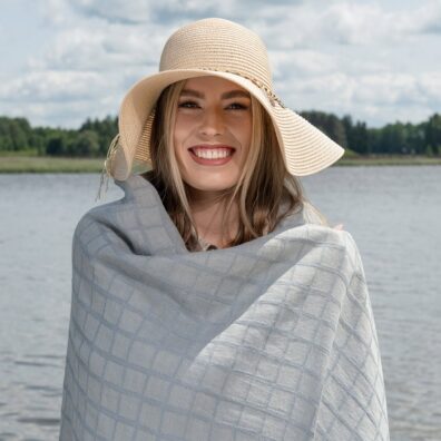 Niebieskawy w szarość ręcznik plażowy