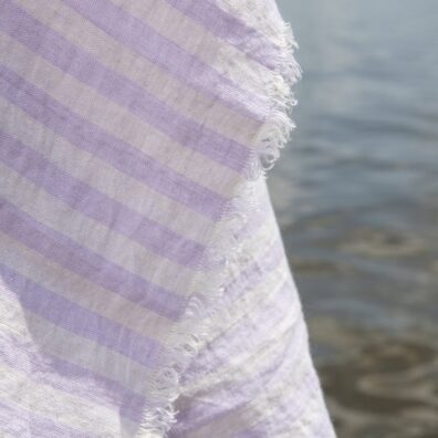 Ręcznik plażowy w liliowe paski