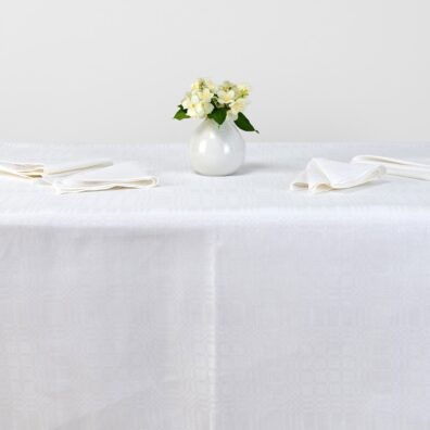 Śnieżnobiały obrus lniano - bawełniany