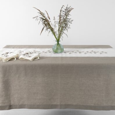 Niebarwiony obrus z białym środnkiem