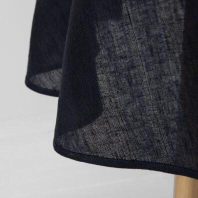 Granatowy obrus z tkaniny lnianej