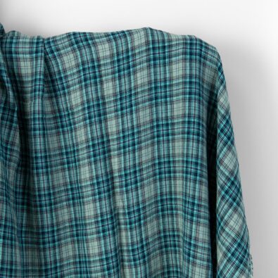 Szeroka prana tkanina lniana w turkusową i szarą kratkę