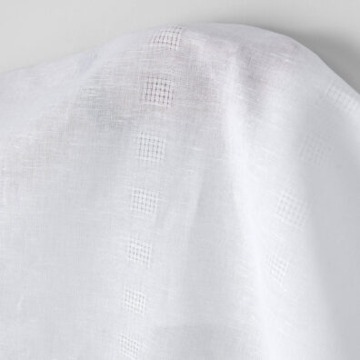 Biała lniano- bawełniana tkanina w ażurową kratkę