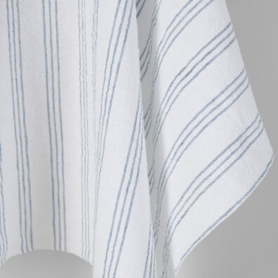 Biała w niebieskie paski szeroka tkanina